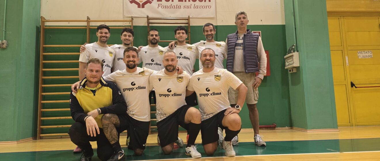 Squadra FC Lovers Calcio a 5 in palestra